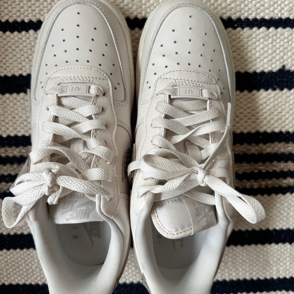 Nike Air Force 1 Low - Womens White Leather Sneaker Shoes- Size 7.5 - Picture 2 of 6